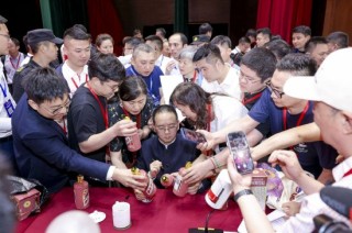 茅台股东大会结束，张德芹成关注重点，大批股东带“蛇矛”求亲笔签名