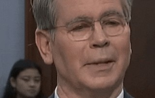 结巴、颤抖、不知所云……美财长被彻底问崩了