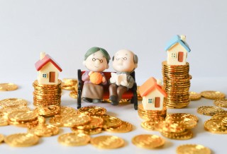 如何制定养老保险的营销策略？这些策略的实施难点是什么？