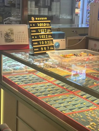 元旦买金热：水贝黄金挤满买金人，投资银条溢价也缺货