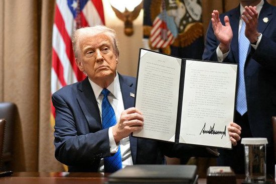 特朗普签署行政令改革选民投票制度：提供美国公民身份证明才能投票  第1张