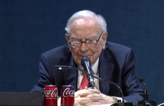 直击2025年巴菲特股东大会:贸易不应成为武器 市场波动实属常态 突然宣布年底卸任CEO 第4张 直击2025年巴菲特股东大会:贸易不应成为武器 市场波动实属常态 突然宣布年底卸任CEO 第4张