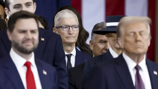 特朗普称已与苹果CEO库克通话 期待库克提高投资额 第1张 特朗普称已与苹果CEO库克通话 期待库克提高投资额 第1张