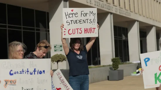 联邦法官命令特朗普政府恢复教育部雇员职位  第1张