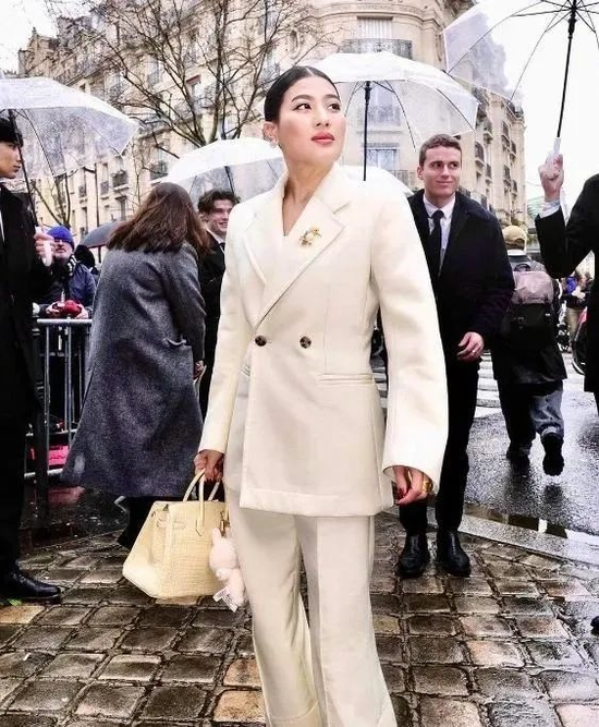 现象级曝光!蕾哈娜、贝克汉姆等明星纷纷“带货”!Labubu冲破关税打压,在美国卖断货→ 第2张 现象级曝光!蕾哈娜、贝克汉姆等明星纷纷“带货”!Labubu冲破关税打压,在美国卖断货→ 第2张