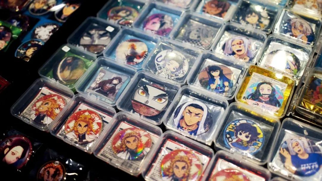 炒股不如“炒谷”?一块“吧唧”被炒到7万元,谁在为谷子经济买单? 第1张 炒股不如“炒谷”?一块“吧唧”被炒到7万元,谁在为谷子经济买单? 第1张