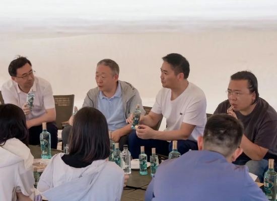 洋河董事长与刘强东沙漠相聚,推出两款京东定制光瓶酒 第1张 洋河董事长与刘强东沙漠相聚,推出两款京东定制光瓶酒 第1张