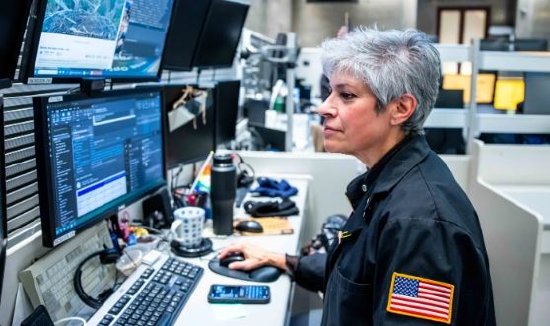 盘前：纳指期货涨0.06% 黄金重上4000美元  第1张