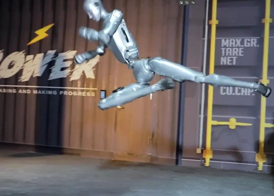 上市绿色通道被叫停？宇树科技严正声明：假的！公司发布人形机器人H2训练视频：腾空侧踢吓退王兴兴  第2张