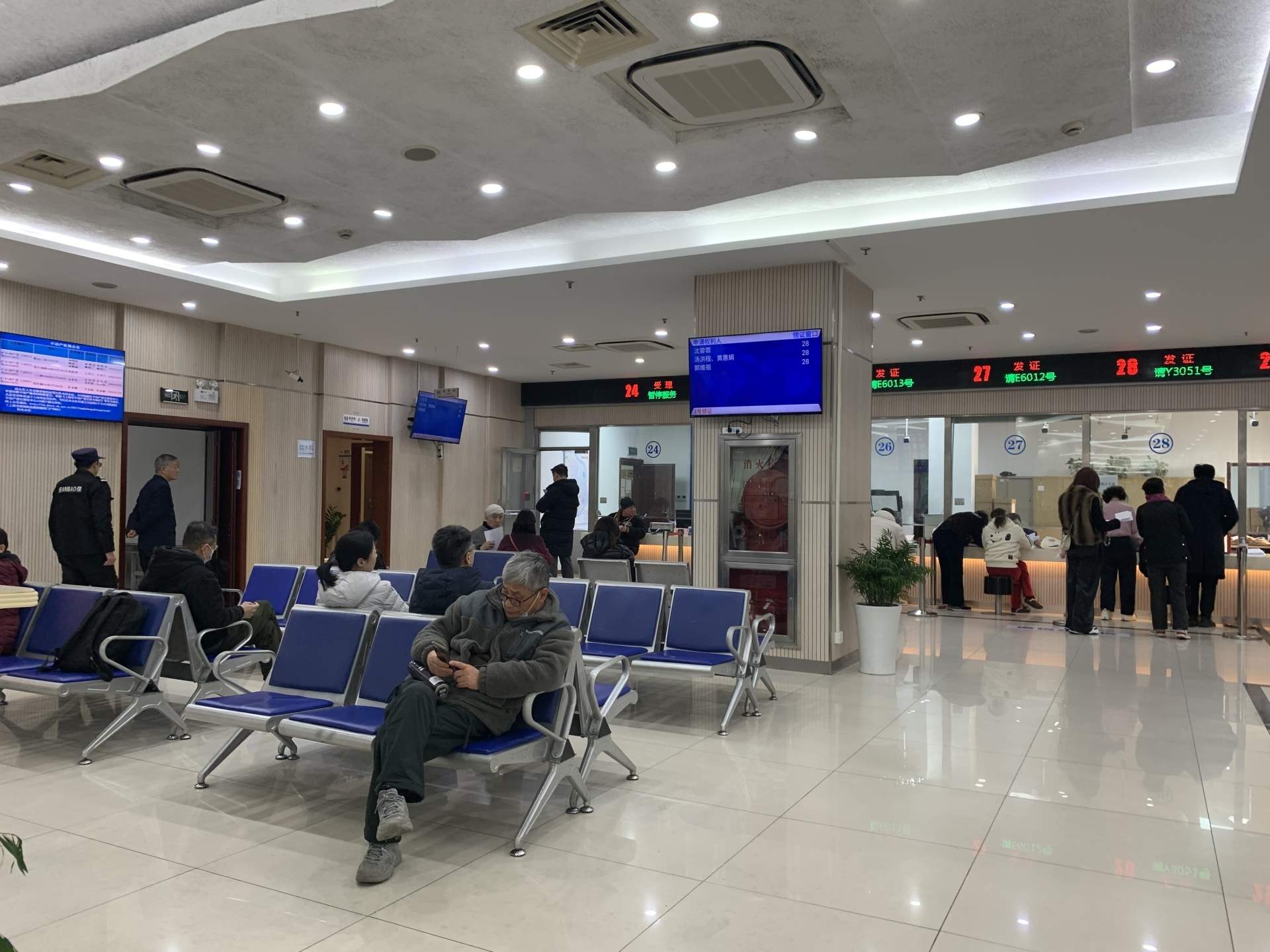 上海二手房交易中心乌泱泱挤满人,感受楼市“小阳春”|新春走基层 第2张 上海二手房交易中心乌泱泱挤满人,感受楼市“小阳春”|新春走基层 第2张