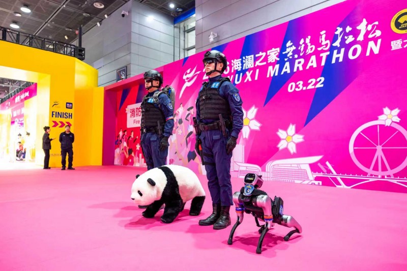 首个全交通警种机器人 魔法原子持证上岗无锡马拉松  第4张